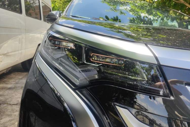 Used Denza D9 2025 DM-i Intelligent Drive 1020 Four-Wheel Drive Flagship Model Right Front Headlight