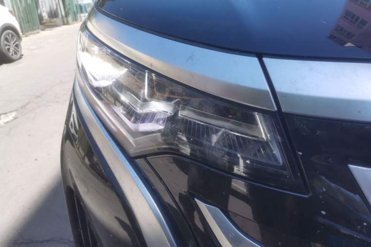 Used Denza D9 2025 DM-i Smart Drive 1020 Four-Wheel Drive Deluxe Model Right Front Headlight