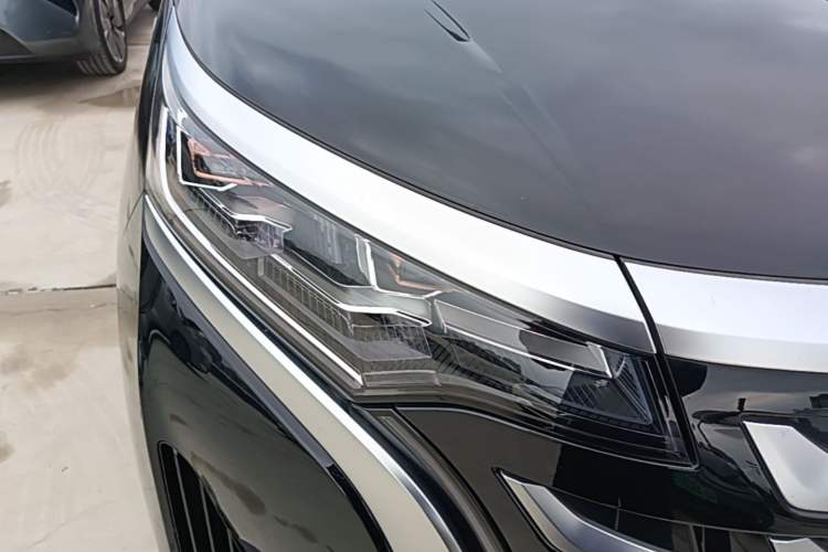 Used Denza D9 2025 DM-i Intelligent Drive 1020 Four-Wheel Drive Flagship Model Right Front Headlight