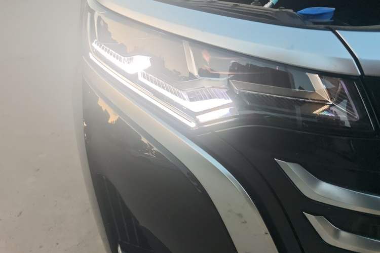 Used Denza D9 2025 DM-i Smart Drive 1020 Four-Wheel Drive Deluxe Model Right Front Headlight
