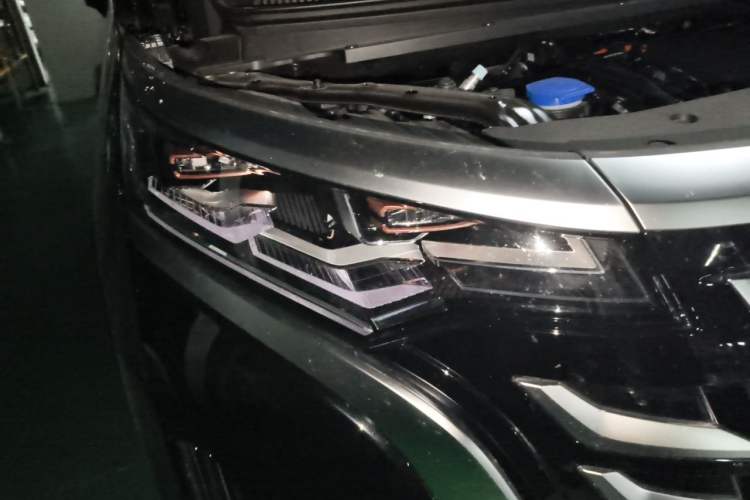 Used Denza D9 2025 DM-i Smart Drive 1020 Four-Wheel Drive Deluxe Model Right Front Headlight