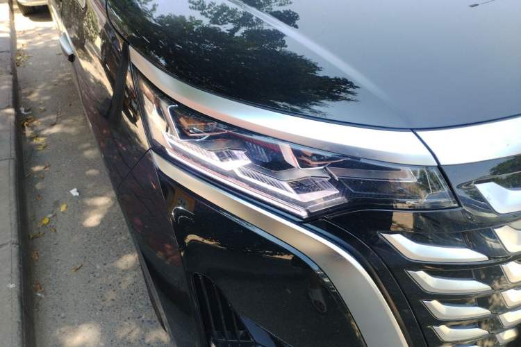 Used Denza D9 2025 DM-i Smart Drive 1020 Four-Wheel Drive Deluxe Model Right Front Headlight