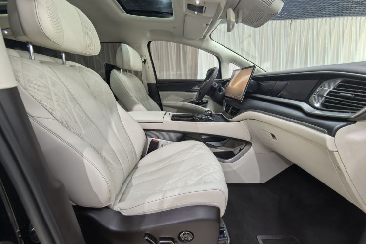 Used Denza D9 2025 EV Intelligent Driving Edition 600 Four-Wheel Drive Flagship Model Right Front Seat