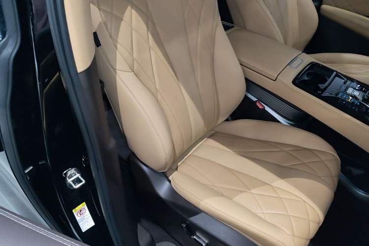 Used Denza D9 2025 DM-i Intelligent Drive 1020 Four-Wheel Drive Prestige Model Right Front Seat