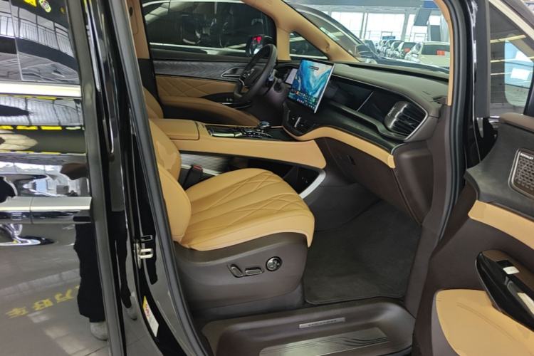 Used Denza D9 2025 DM-i Intelligent Drive 1020 Four-Wheel Drive Prestige Model Right Front Seat