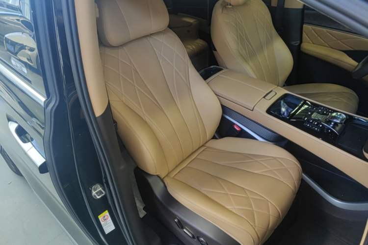 Used Denza D9 2025 DM-i Intelligent Drive 1020 Four-Wheel Drive Prestige Model Right Front Seat
