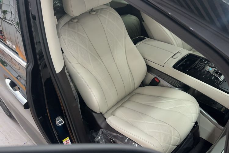 Used Denza D9 2025 DM-i Smart Drive 1020 Four-Wheel Drive Deluxe Model Right Front Seat