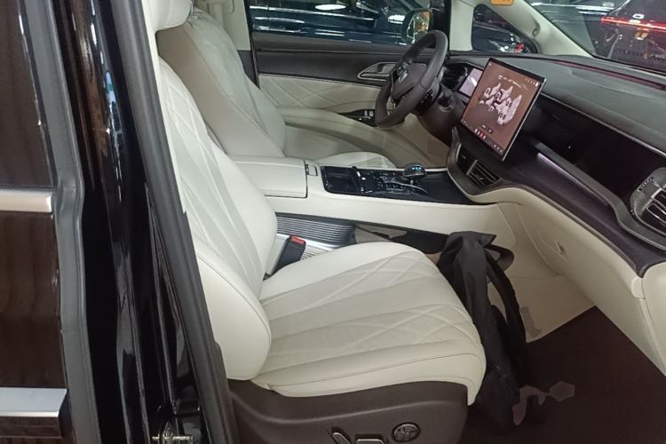 Used Denza D9 2025 DM-i Intelligent Drive 1020 Four-Wheel Drive Flagship Model Right Front Seat