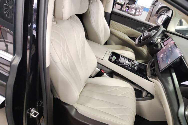 Used Denza D9 2025 DM-i Intelligent Drive 1020 Four-Wheel Drive Prestige Model Right Front Seat