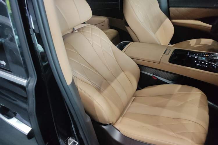 Used Denza D9 2025 DM-i Intelligent Drive 1020 Four-Wheel Drive Prestige Model Right Front Seat
