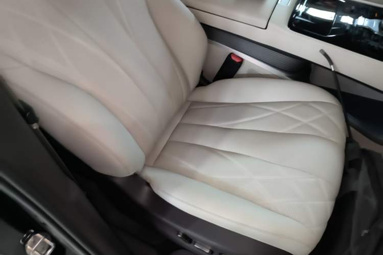 Used Denza D9 2025 DM-i Intelligent Drive 1020 Four-Wheel Drive Flagship Model Right Front Seat