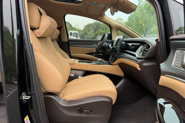 Used Denza D9 2025 DM-i Smart Drive 1020 Four-Wheel Drive Deluxe Model Right Front Seat