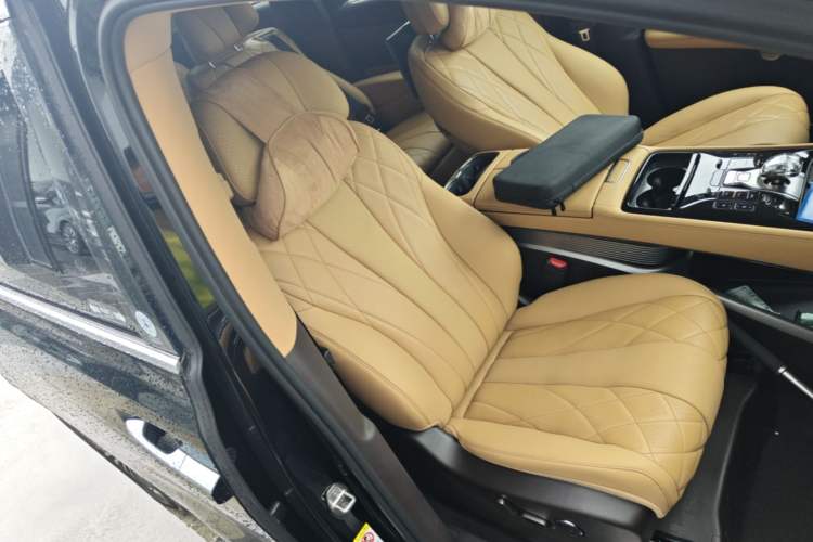 Used Denza D9 2025 DM-i Smart Drive 1020 Four-Wheel Drive Deluxe Model Right Front Seat