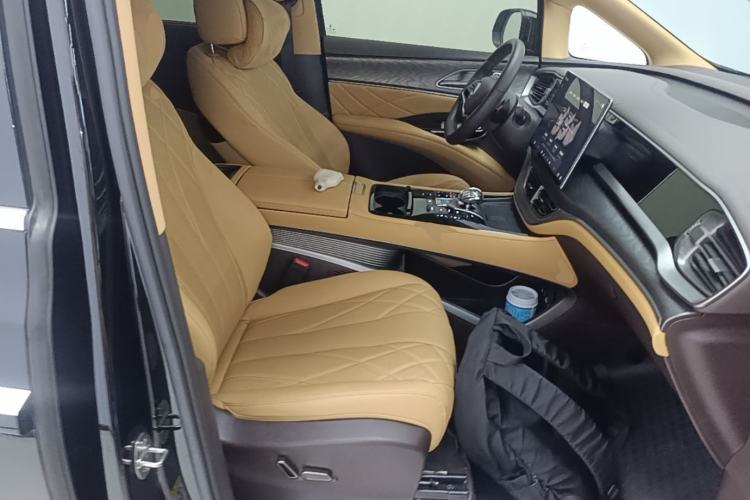 Used Denza D9 2025 DM-i Smart Drive 1020 Four-Wheel Drive Deluxe Model Right Front Seat
