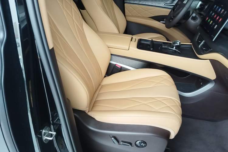 Used Denza D9 2025 DM-i Intelligent Drive 1020 Four-Wheel Drive Prestige Model Right Front Seat