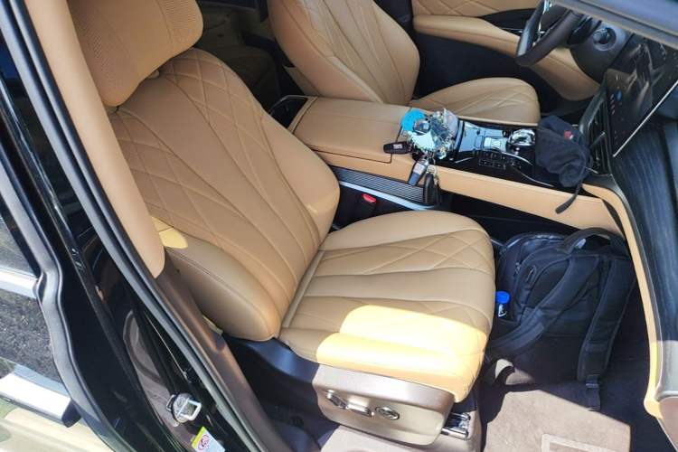 Used Denza D9 2025 DM-i Intelligent Drive 1020 Four-Wheel Drive Flagship Model Right Front Seat