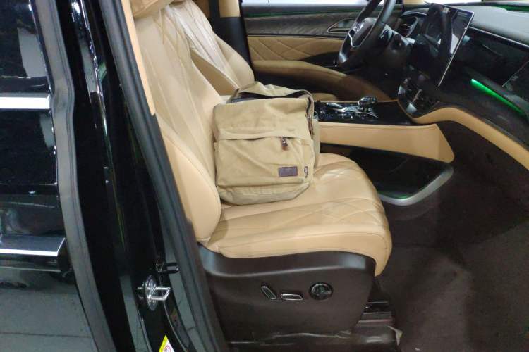 Used Denza D9 2025 DM-i Intelligent Drive 1020 Four-Wheel Drive Prestige Model Right Front Seat