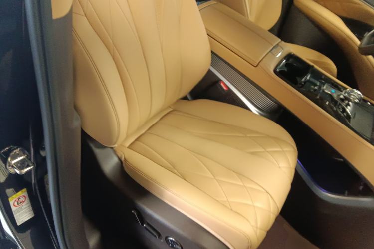 Used Denza D9 2025 DM-i Smart Drive 1020 Four-Wheel Drive Deluxe Model Right Front Seat