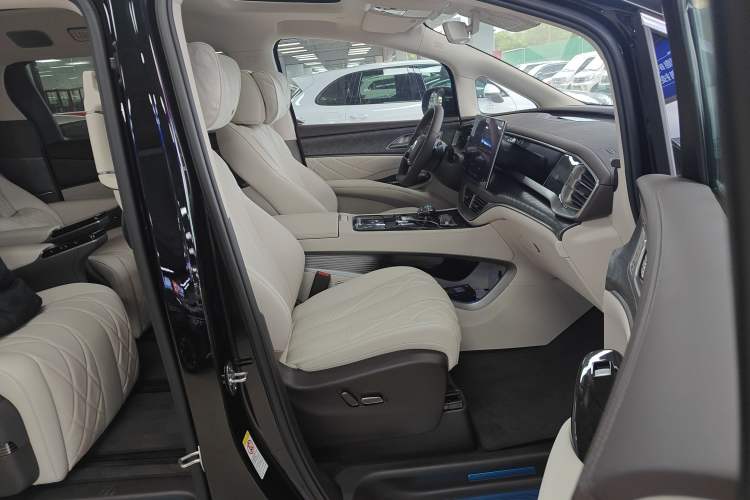 Used Denza D9 2025 DM-i Smart Drive 1020 Four-Wheel Drive Deluxe Model Right Front Seat