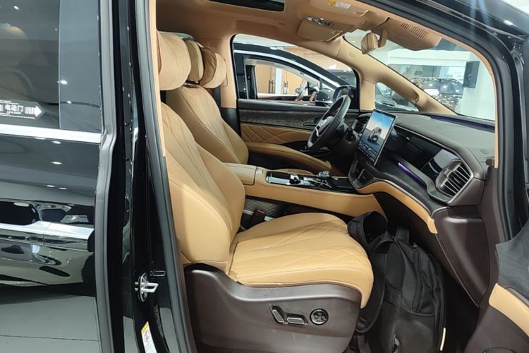 Used Denza D9 2025 DM-i Intelligent Drive 1020 Four-Wheel Drive Prestige Model Right Front Seat