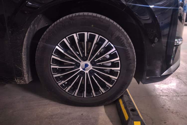 Used Denza D9 2025 DM-i Intelligent Drive 1020 Four-Wheel Drive Prestige Model Right Front Wheel Hub