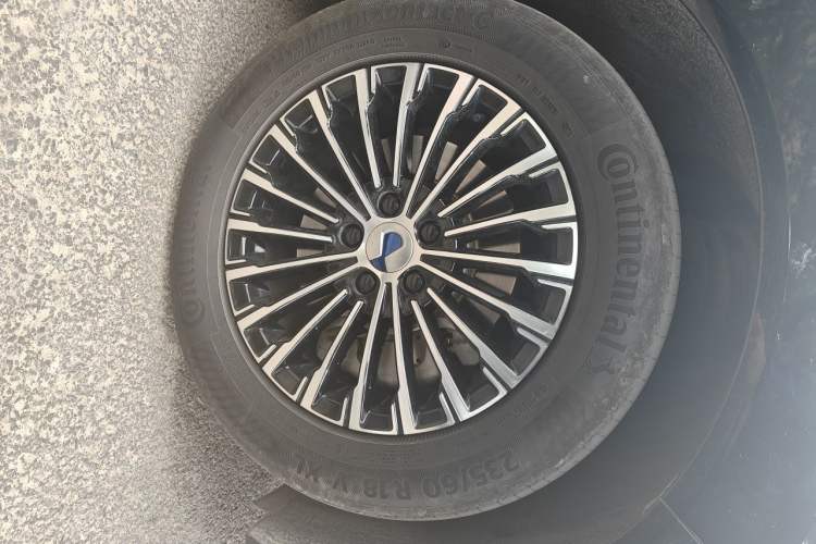 Used Denza D9 2025 DM-i Intelligent Drive 1020 Four-Wheel Drive Flagship Model Right Front Wheel Hub