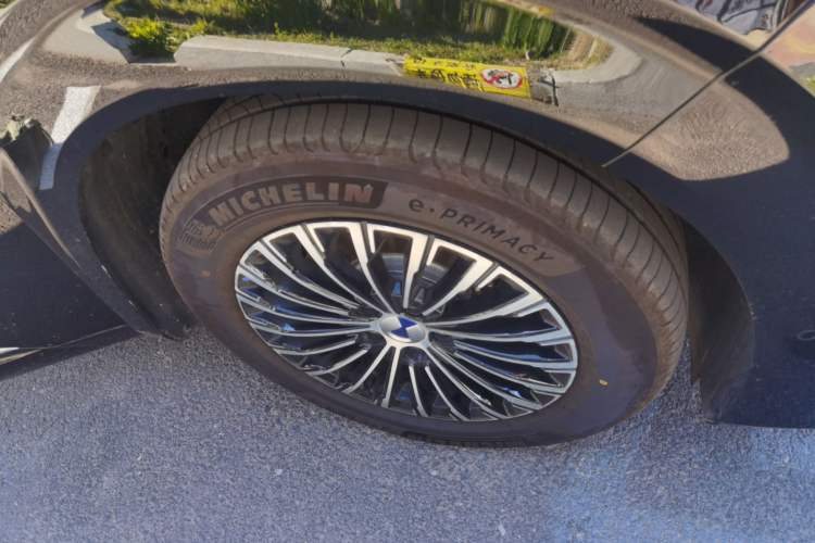 Used Denza D9 2025 DM-i Intelligent Drive 1020 Four-Wheel Drive Prestige Model Right Front Wheel Hub