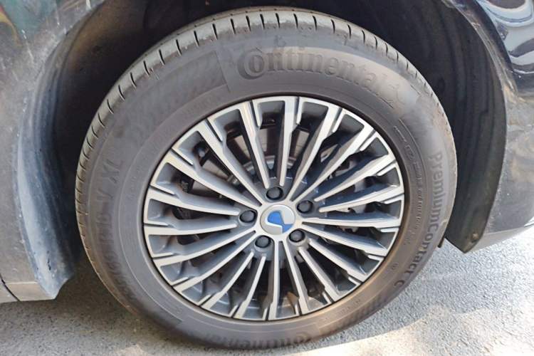 Used Denza D9 2025 DM-i Smart Drive 1020 Four-Wheel Drive Premium Model Right Front Wheel Hub