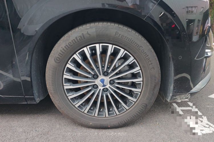 Used Denza D9 2025 DM-i Intelligent Drive 1020 Four-Wheel Drive Prestige Model Right Front Wheel Hub