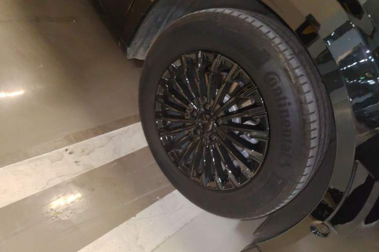 Used Denza D9 2025 DM-i Intelligent Drive 1020 Four-Wheel Drive Prestige Model Right Front Wheel Hub