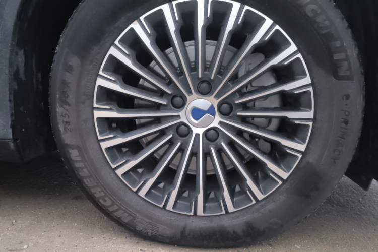 Used Denza D9 2025 DM-i Intelligent Drive 1020 Four-Wheel Drive Prestige Model Right Front Wheel Hub