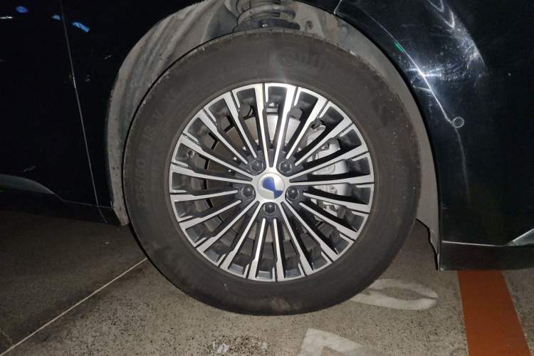 Used Denza D9 2025 DM-i Smart Drive 1020 Four-Wheel Drive Premium Model Right Front Wheel Hub