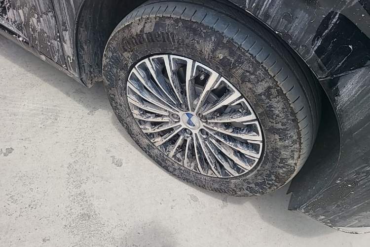 Used Denza D9 2025 Model DM-i Four-Wheel Drive Supreme Edition Right Front Wheel Hub