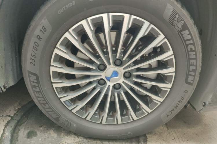 Used Denza D9 2025 DM-i Intelligent Drive 1020 Four-Wheel Drive Flagship Model Right Front Wheel Hub