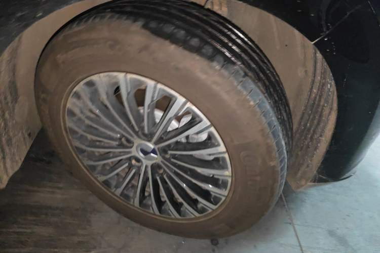 Used Denza D9 2025 DM-i Intelligent Drive 1020 Four-Wheel Drive Prestige Model Right Front Wheel Hub