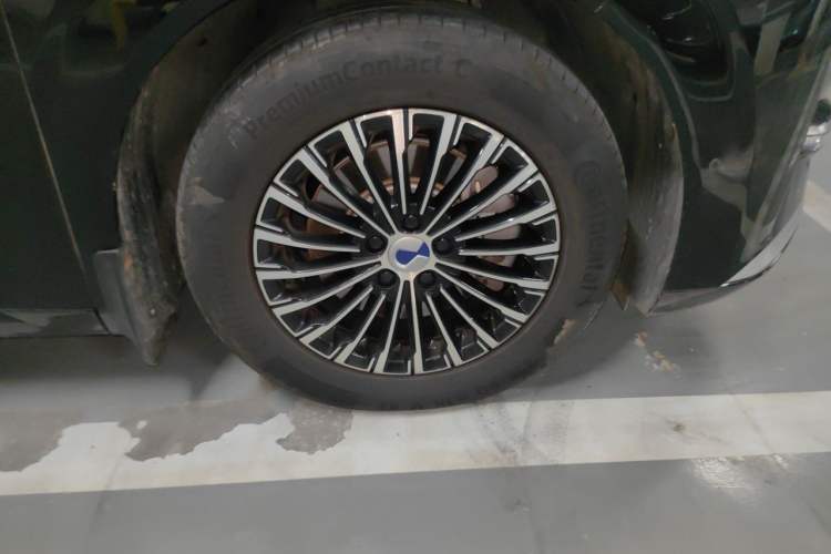 Used Denza D9 2025 Model DM-i Four-Wheel Drive Prestige Edition Right Front Wheel Hub