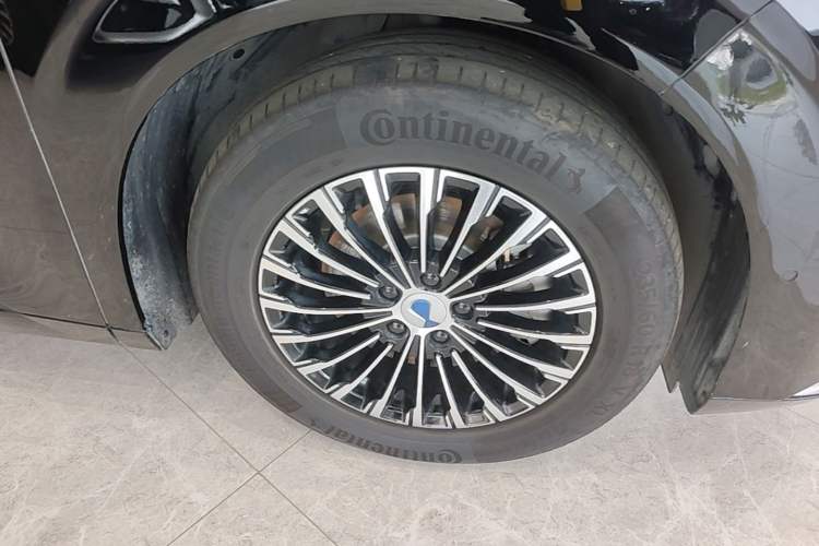 Used Denza D9 2025 DM-i Intelligent Drive 1020 Four-Wheel Drive Flagship Model Right Front Wheel Hub