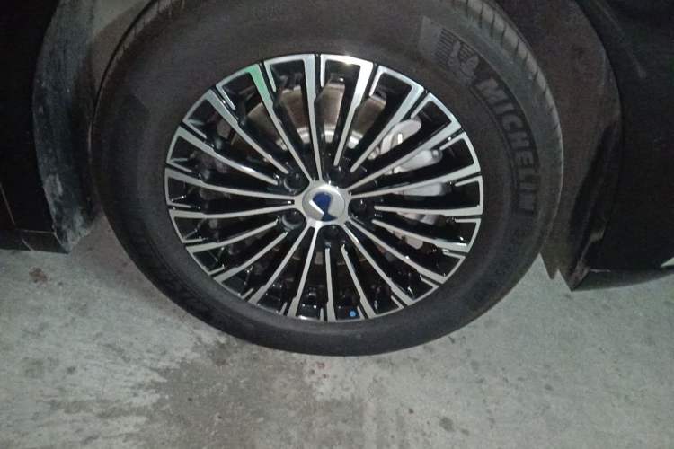 Used Denza D9 2025 DM-i Smart Drive 1020 Four-Wheel Drive Premium Model Right Front Wheel Hub