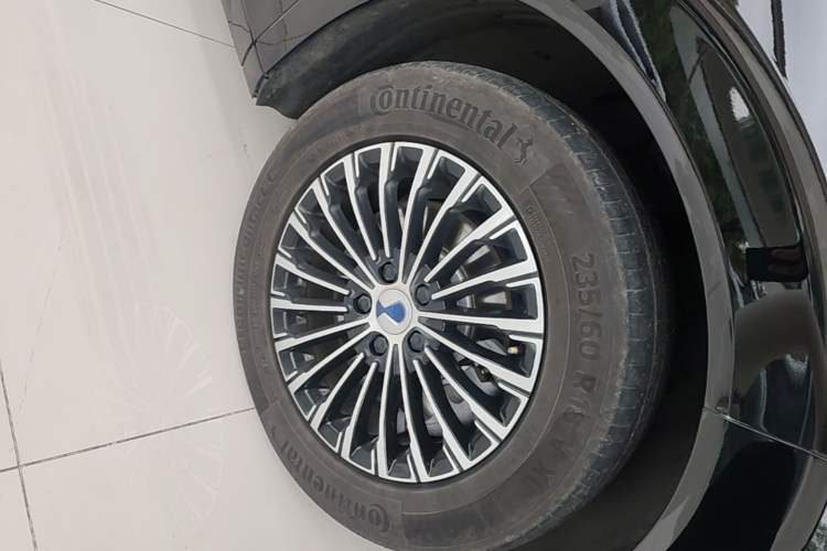 Used Denza D9 2025 DM-i Intelligent Drive 1020 Four-Wheel Drive Prestige Model Right Front Wheel Hub