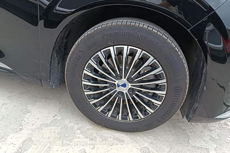 Used Denza D9 2025 DM-i Intelligent Drive 1020 Four-Wheel Drive Flagship Model Right Front Wheel Hub