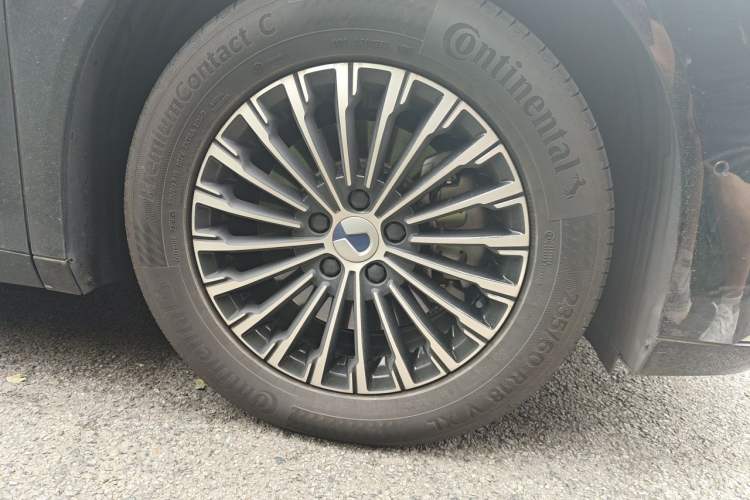 Used Denza D9 2025 DM-i Smart Drive 1020 Four-Wheel Drive Premium Model Right Front Wheel Hub