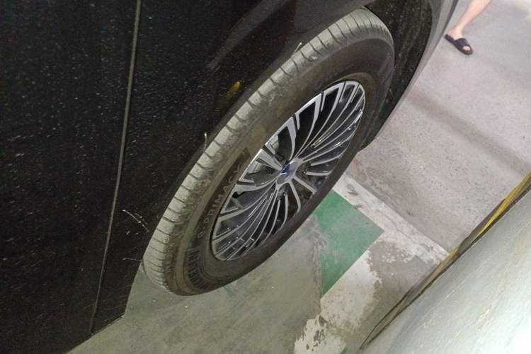 Used Denza D9 2025 DM-i Intelligent Drive 1020 Four-Wheel Drive Prestige Model Right Front Wheel Hub