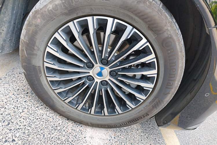 Used Denza D9 2025 DM-i Smart Drive 1020 Four-Wheel Drive Premium Model Right Front Wheel Hub