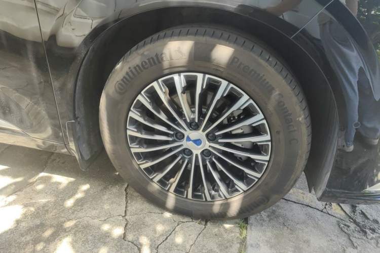 Used Denza D9 2025 DM-i Intelligent Drive 1020 Four-Wheel Drive Flagship Model Right Front Wheel Hub