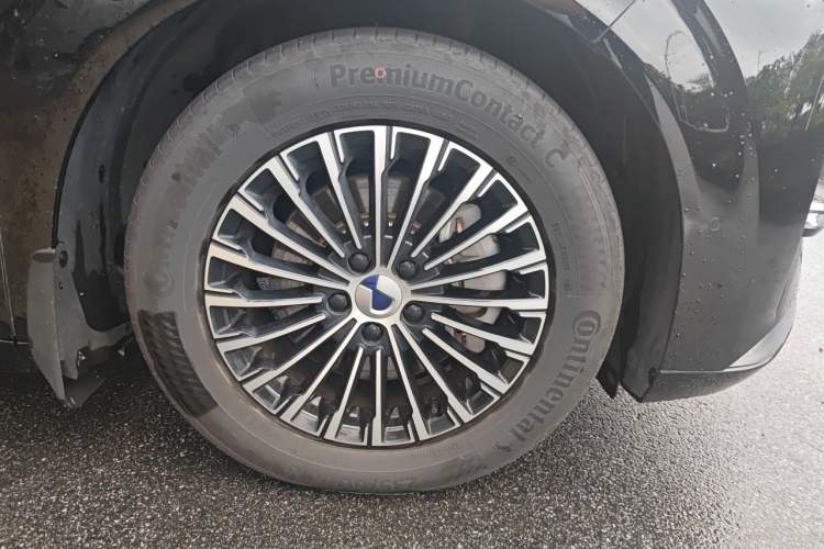 Used Denza D9 2025 DM-i Intelligent Drive 1020 Four-Wheel Drive Prestige Model Right Front Wheel Hub