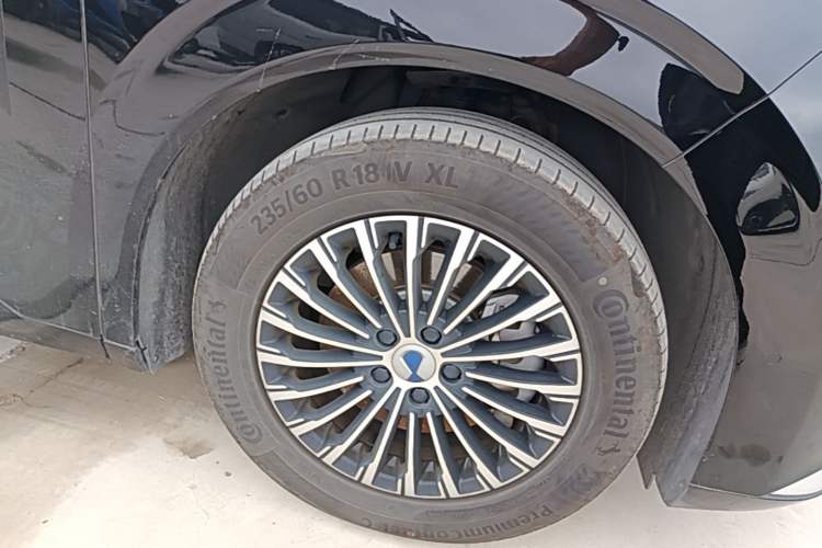 Used Denza D9 2025 DM-i Intelligent Drive 1020 Four-Wheel Drive Flagship Model Right Front Wheel Hub