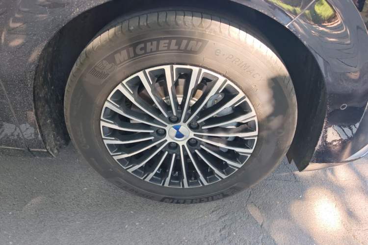 Used Denza D9 2025 DM-i Intelligent Drive 1020 Four-Wheel Drive Flagship Model Right Front Wheel Hub