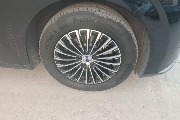 Used Denza D9 2025 DM-i Smart Drive 1020 Four-Wheel Drive Deluxe Model Right Front Wheel Hub