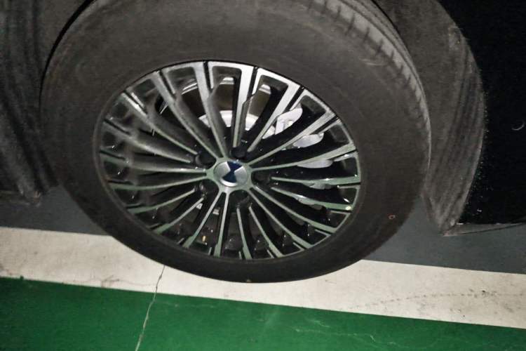 Used Denza D9 2025 DM-i Smart Drive 1020 Four-Wheel Drive Deluxe Model Right Front Wheel Hub