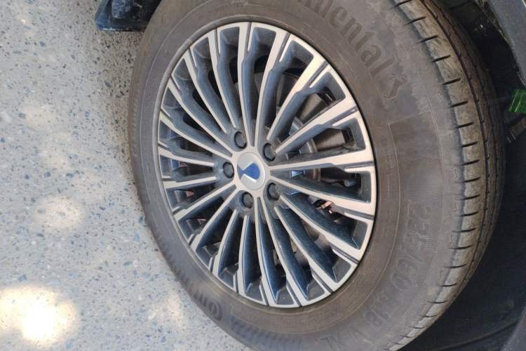 Used Denza D9 2025 DM-i Smart Drive 1020 Four-Wheel Drive Deluxe Model Right Front Wheel Hub